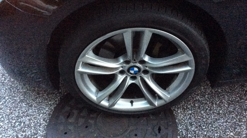 タイヤホイール前