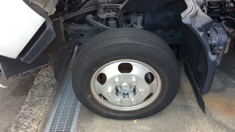 タイヤホイール前