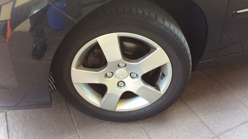 タイヤホイール前