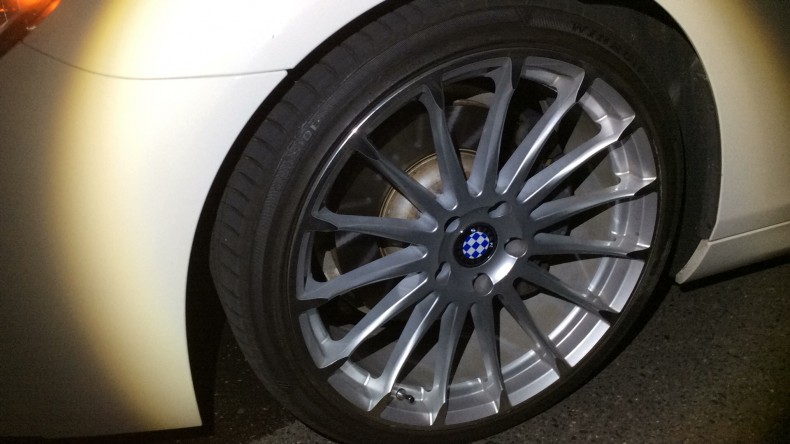 タイヤホイール前