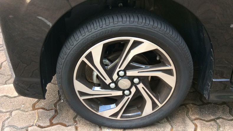 タイヤホイール前