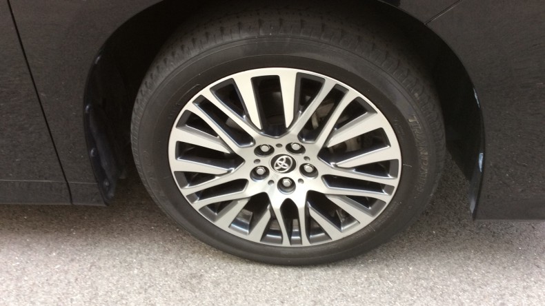 タイヤホイール前