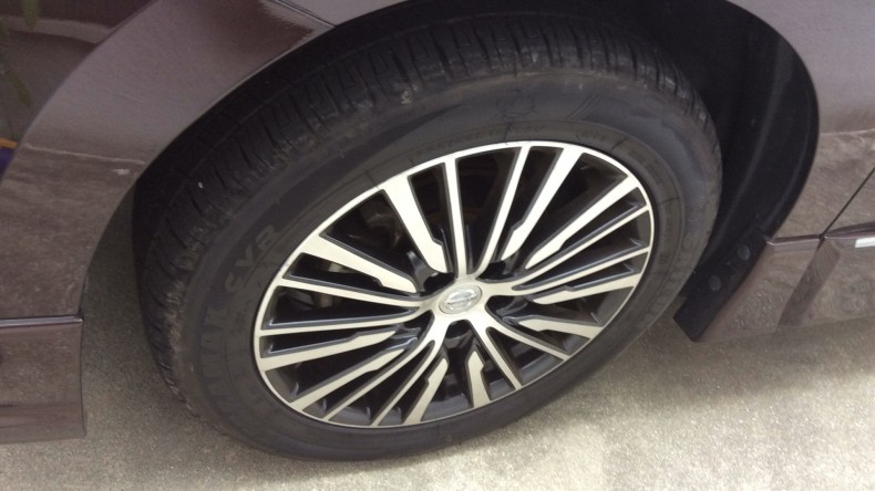 タイヤホイール前