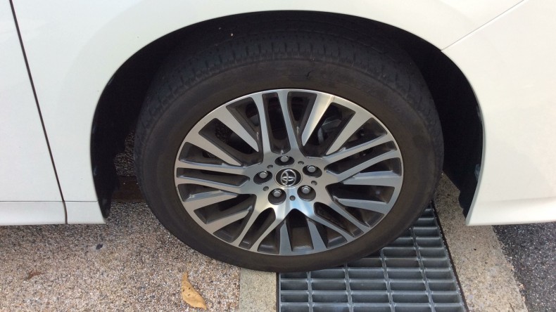 タイヤホイール前