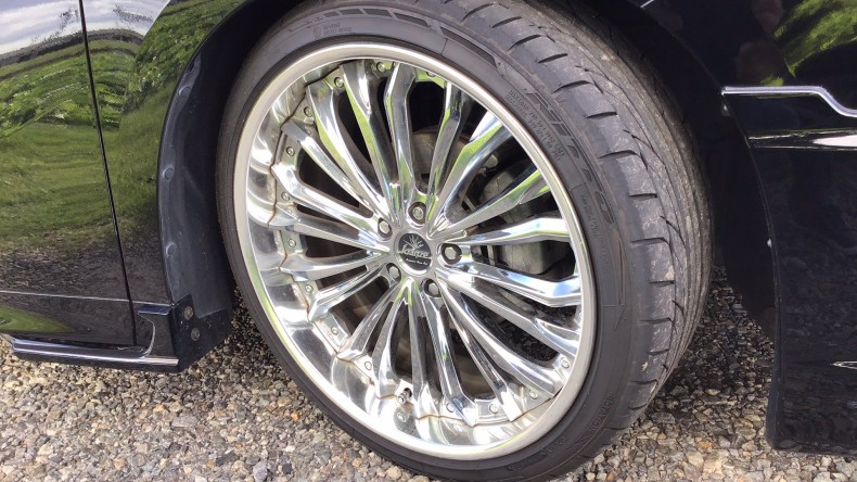 タイヤホイール前