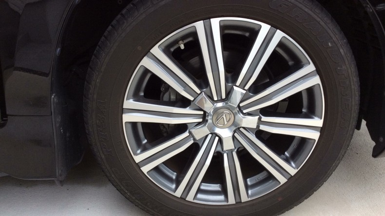 タイヤホイール前