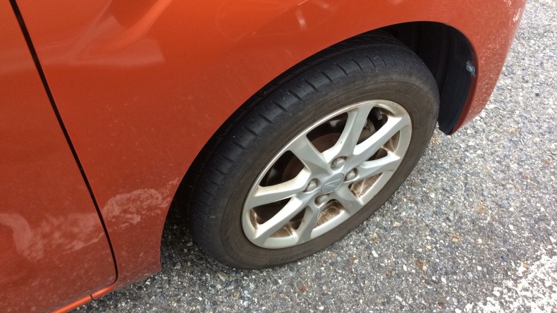 タイヤホイール前