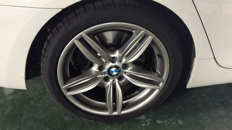 タイヤホイール前