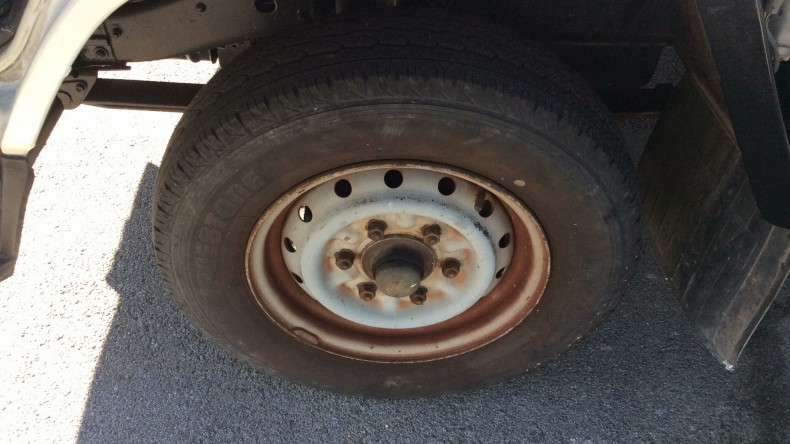 タイヤホイール前