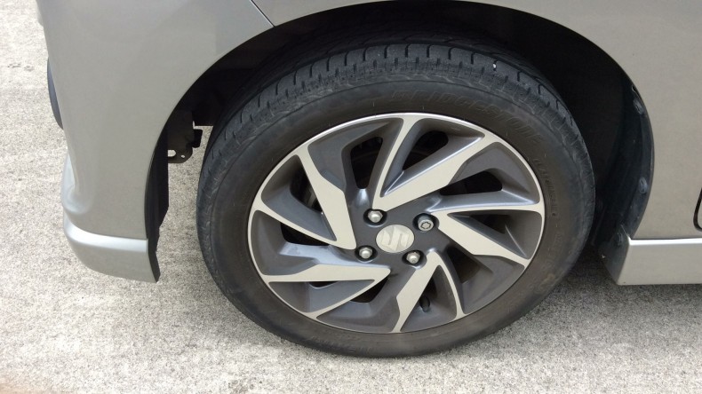 タイヤホイール前