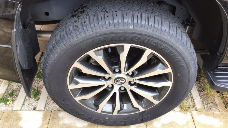 タイヤホイール前