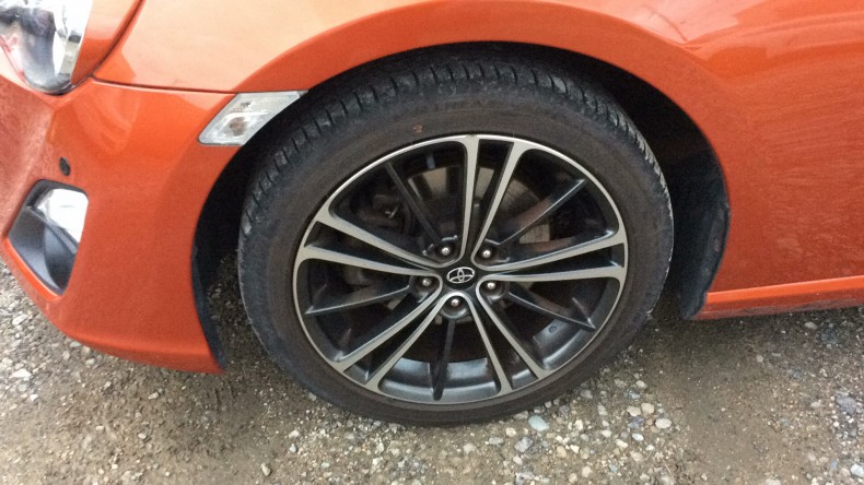 タイヤホイール前