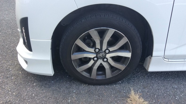 タイヤホイール前