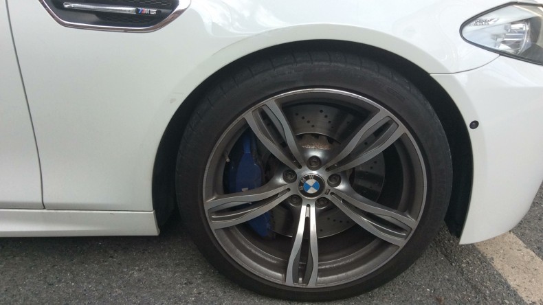 タイヤホイール前