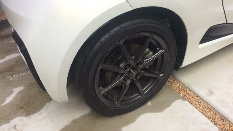 タイヤホイール前