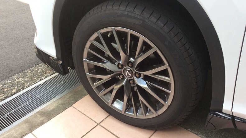 タイヤホイール前