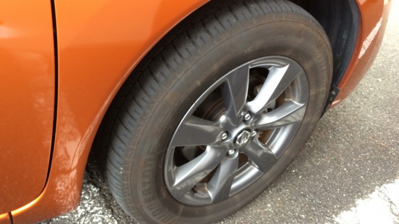 タイヤホイール前