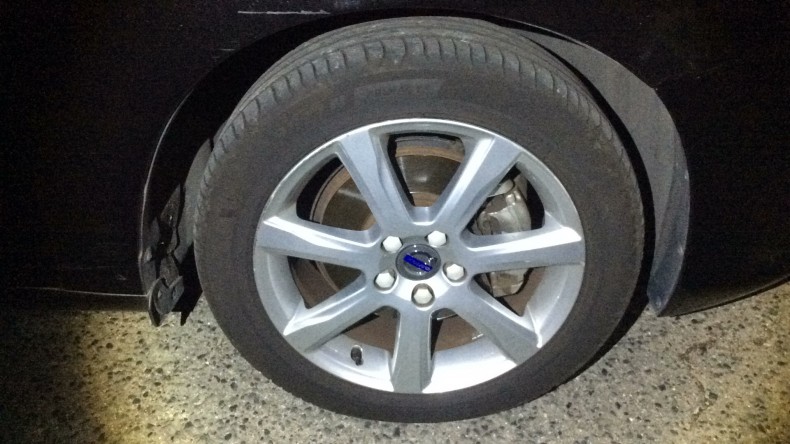 タイヤホイール前