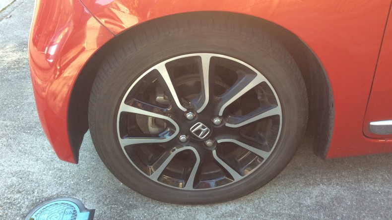 タイヤホイール前