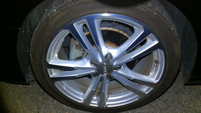 タイヤホイール前