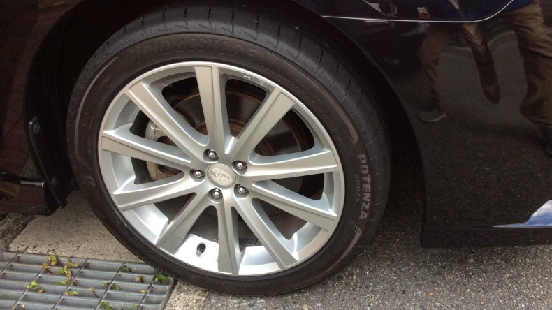 タイヤホイール前