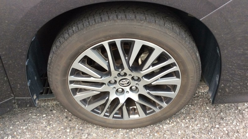 タイヤホイール前