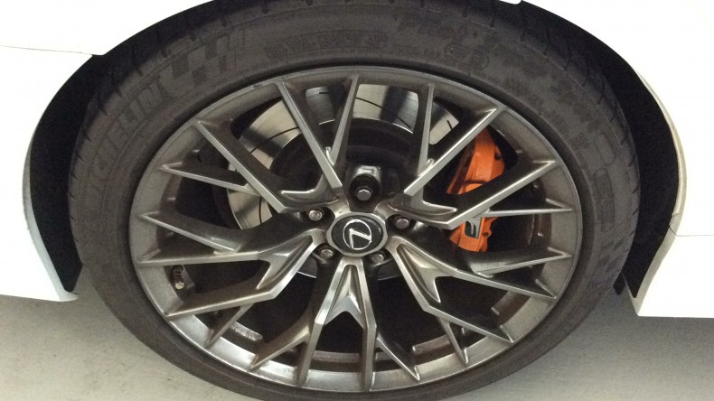 タイヤホイール前