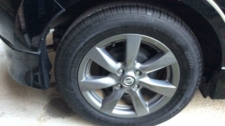 タイヤホイール前