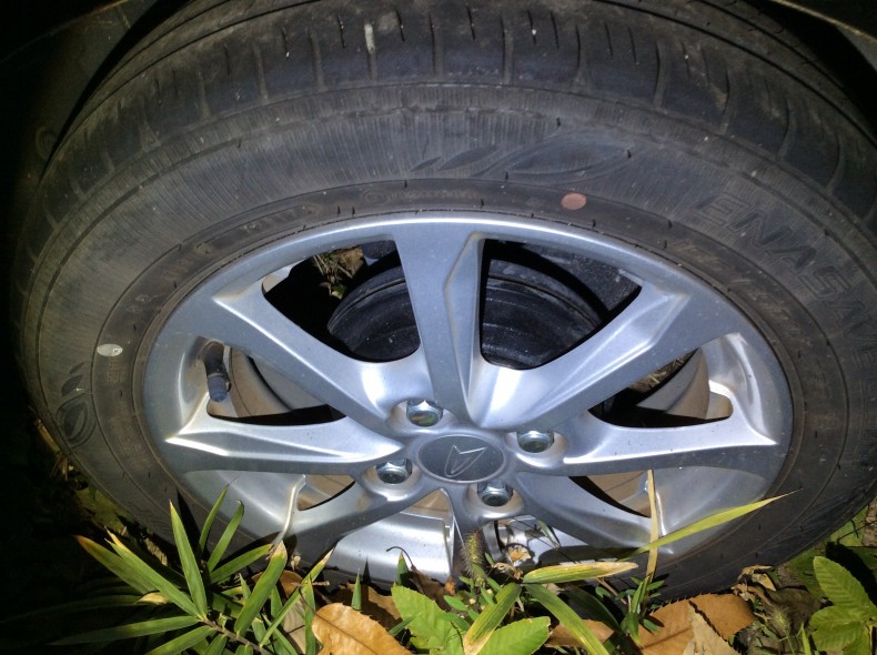 タイヤホイール前