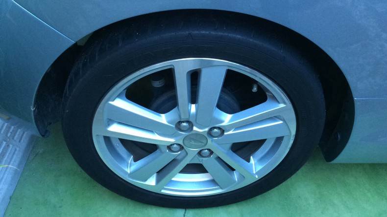 タイヤホイール前