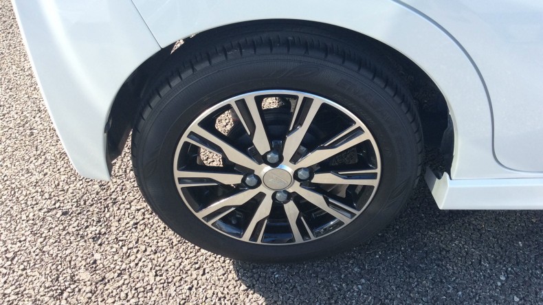 タイヤホイール前