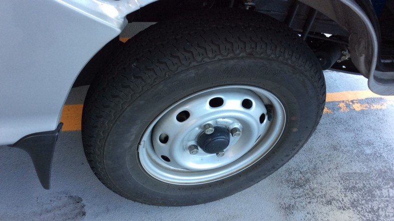 タイヤホイール前