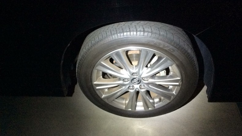 タイヤホイール前