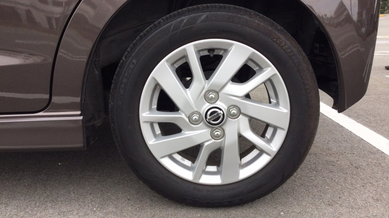 タイヤホイール前