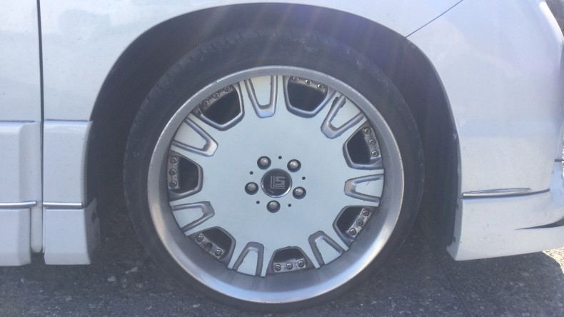 タイヤホイール前