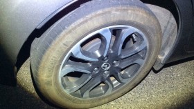 タイヤホイール前