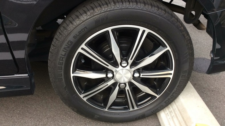 タイヤホイール前