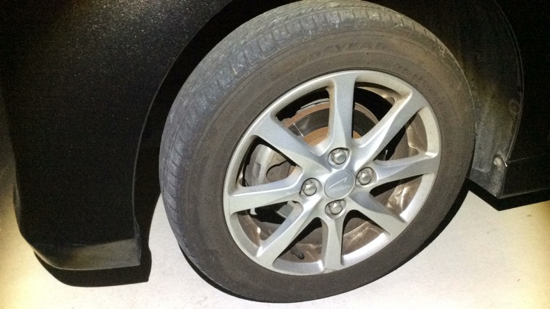 タイヤホイール前