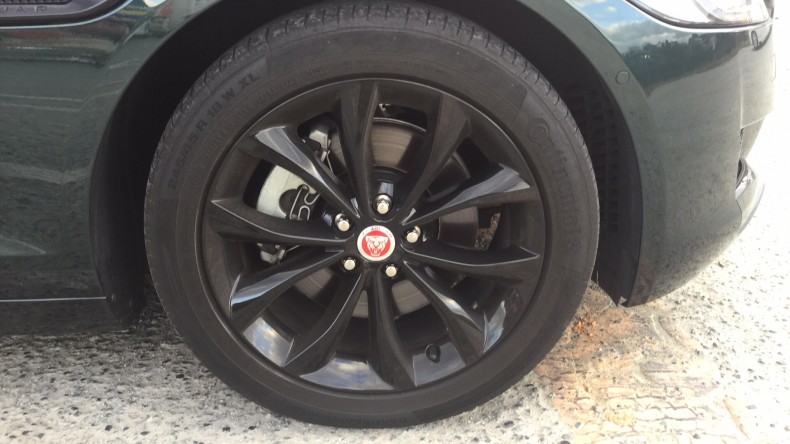 タイヤホイール前