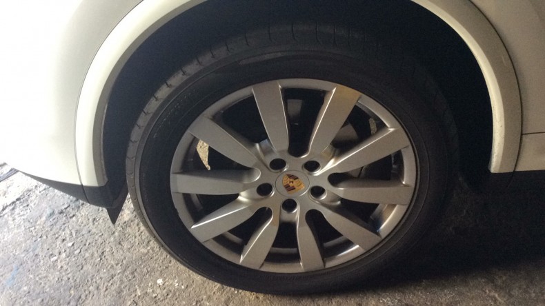 タイヤホイール前