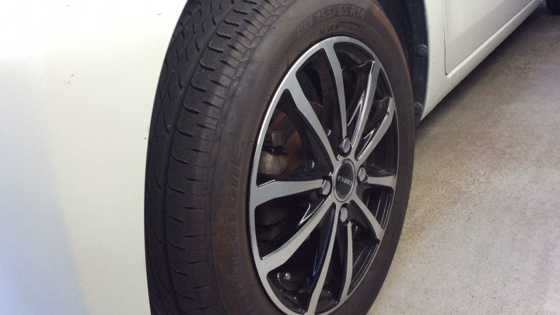 タイヤホイール前