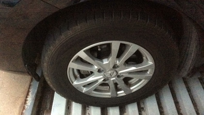 タイヤホイール前