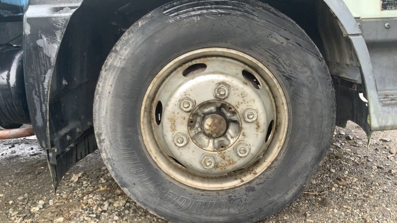 タイヤホイール前