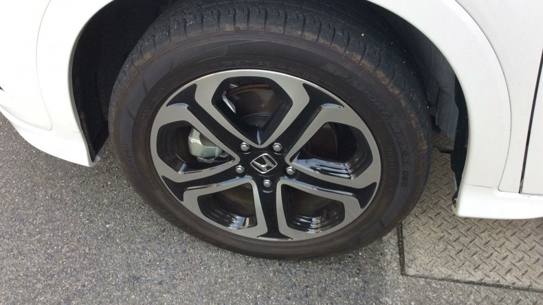 タイヤホイール前