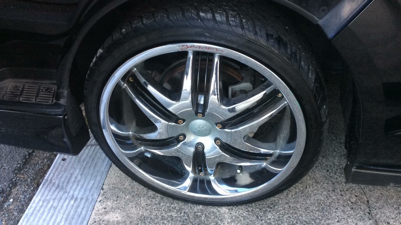 タイヤホイール前