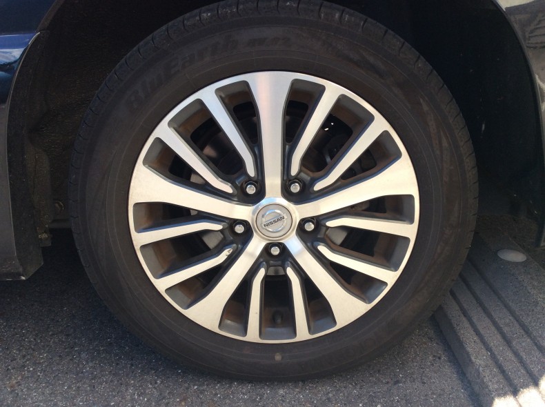 タイヤホイール前