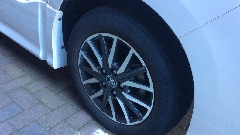 タイヤホイール前