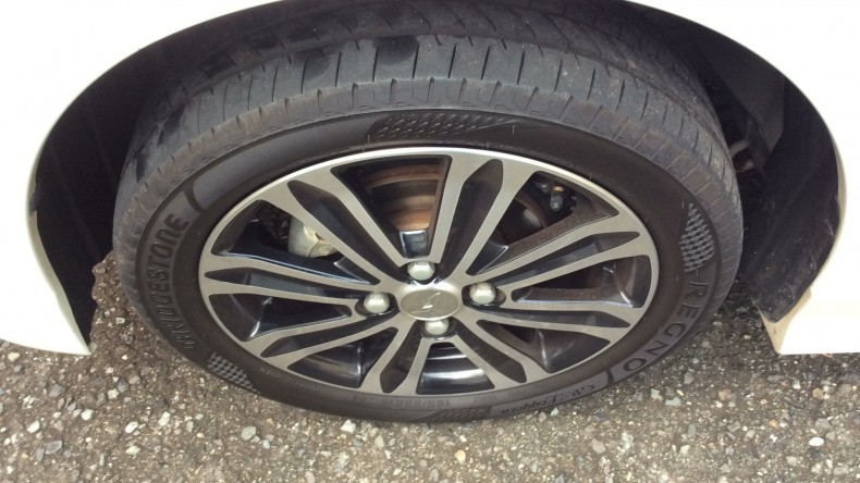 タイヤホイール前