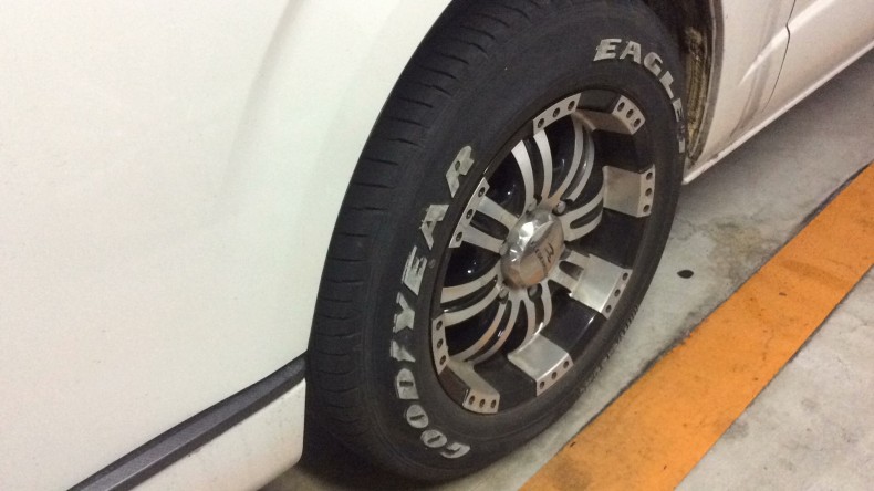 タイヤホイール前