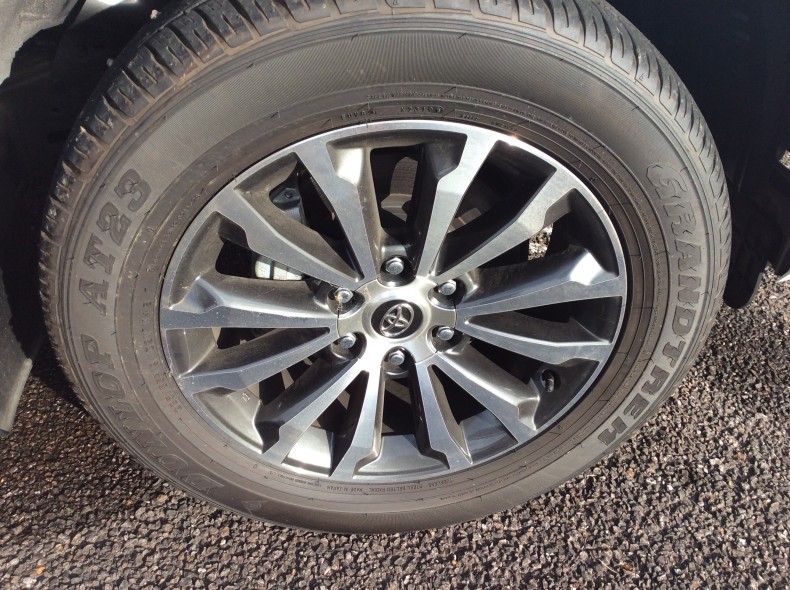 タイヤホイール前